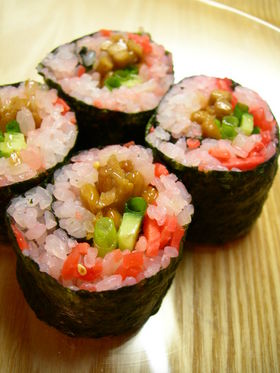 http://shizuokagourmet.files.wordpress.com/2010/06/natto-sushi-roll-1.jpg